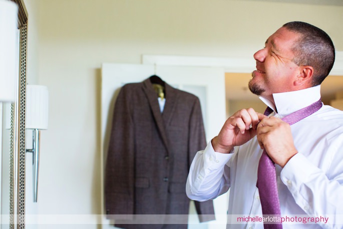 groomsman struggles with purple tie