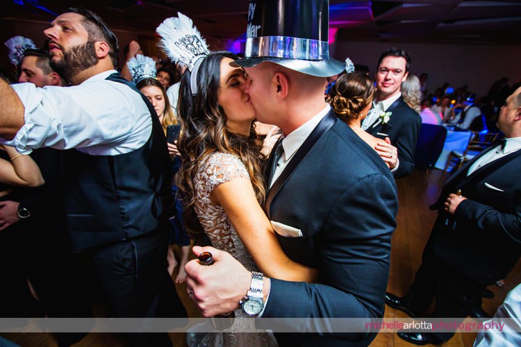 bride and groom kiss at new year's eve maritime Parc wedding