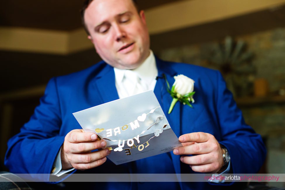 woodford lounge groom reads card from bride