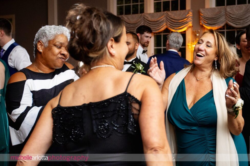 Pen Ryn Estate PA wedding reception guests dancing