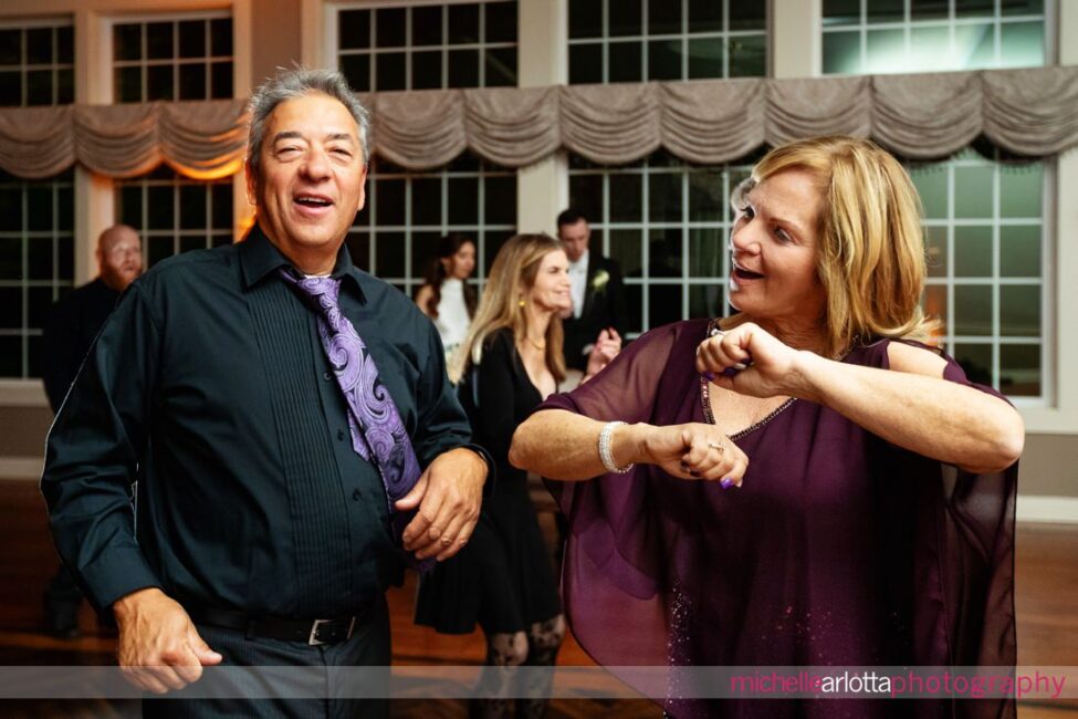 Pen Ryn Estate PA wedding reception guests dancing